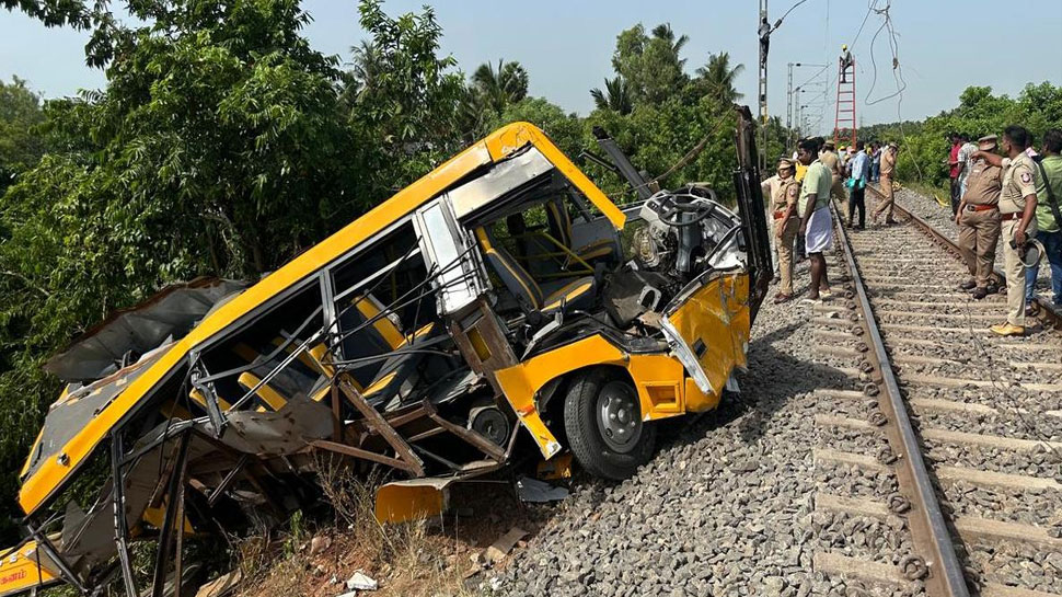 Cuddalore Train-School Van Accident: തമിഴ്നാട്ടിൽ സ്കൂൾ ബസിലേക്ക് ട്രെയിനിടിച്ചു കയറി; 2 മരണം, നിരവധിപേർക്ക് പരിക്ക് Cuddalore Train-School Van Accident: തമിഴ്നാട്ടിൽ സ്കൂൾ ബസിലേക്ക് ട്രെയിനിടിച്ചു കയറി; 2 മരണം, നിരവധിപേർക്ക് പരിക്ക്