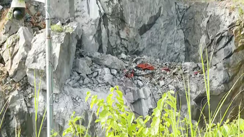 Konni Quarry Accident: കോന്നി പാറമട അപകടം: വീണ്ടും പാറ ഇടിഞ്ഞ് വീഴുന്നു, ദൗത്യസംഘം തൽകാലം പിന്മാറി Konni Quarry Accident: കോന്നി പാറമട അപകടം: വീണ്ടും പാറ ഇടിഞ്ഞ് വീഴുന്നു, ദൗത്യസംഘം തൽകാലം പിന്മാറി