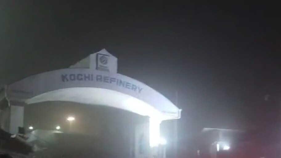 Kochi BPCL Refinery Fire Breakout: കൊച്ചി ബിപിസിഎൽ റിഫൈനറിക്കുള്ളിൽ തീപിടിത്തം; പുക ഉയരുന്നു, പ്രദേശവാസികൾക്ക് ദേഹാസ്വാസ്ഥ്യം