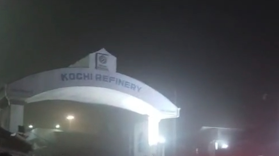 Kochi BPCL Refinery Fire Breakout: കൊച്ചി ബിപിസിഎൽ റിഫൈനറിക്കുള്ളിൽ തീപിടിത്തം; പുക ഉയരുന്നു, പ്രദേശവാസികൾക്ക് ദേഹാസ്വാസ്ഥ്യം Kochi BPCL Refinery Fire Breakout: കൊച്ചി ബിപിസിഎൽ റിഫൈനറിക്കുള്ളിൽ തീപിടിത്തം; പുക ഉയരുന്നു, പ്രദേശവാസികൾക്ക് ദേഹാസ്വാസ്ഥ്യം