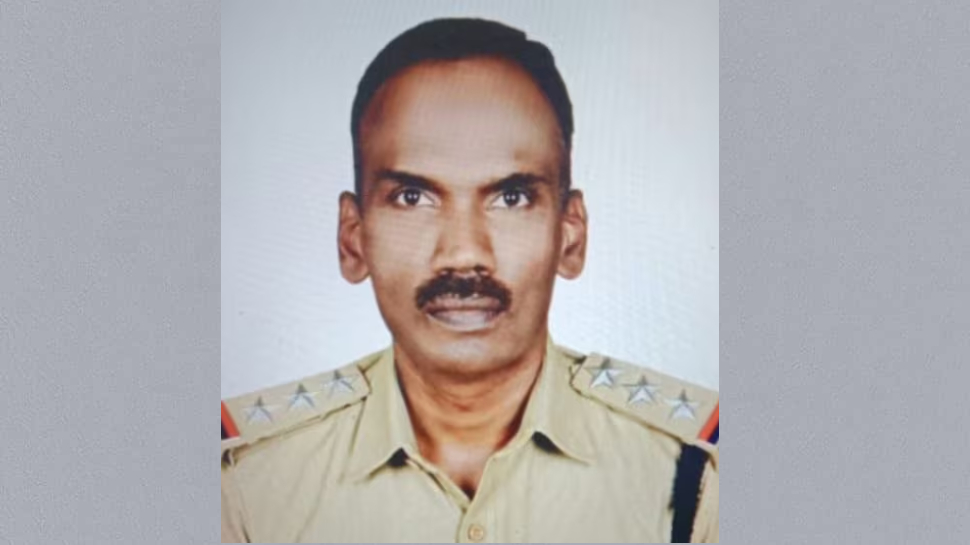 Policeman Found Dead: പോലീസ് ടെലികമ്യൂണിക്കേഷന് വിഭാഗം ഇന്സ്പെക്ടറെ വീടിനുള്ളില് തൂങ്ങി മരിച്ച നിലയില് കണ്ടെത്തി; അന്വേഷണം ആരംഭിച്ചു Policeman Found Dead: പോലീസ് ടെലികമ്യൂണിക്കേഷന് വിഭാഗം ഇന്സ്പെക്ടറെ വീടിനുള്ളില് തൂങ്ങി മരിച്ച നിലയില് കണ്ടെത്തി; അന്വേഷണം ആരംഭിച്ചു