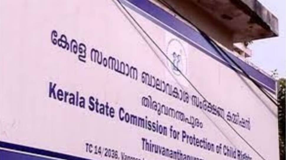 Padapooja Controversy: വിദ്യാർത്ഥികളെ കൊണ്ട് അധ്യാപകരുടെ പാദപൂജ; ബാലാവകാശ കമ്മീഷൻ കേസെടുത്തു Padapooja Controversy: വിദ്യാർത്ഥികളെ കൊണ്ട് അധ്യാപകരുടെ പാദപൂജ; ബാലാവകാശ കമ്മീഷൻ കേസെടുത്തു