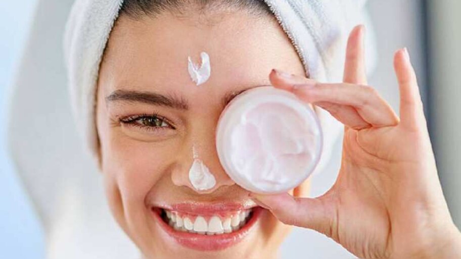 Glowing Skin: തിളക്കമുള്ള ചർമ്മത്തിനായി മോയ്സ്ചറൈസറുകൾ വീട്ടിൽ തന്നെയുണ്ടാക്കിയാലോ?