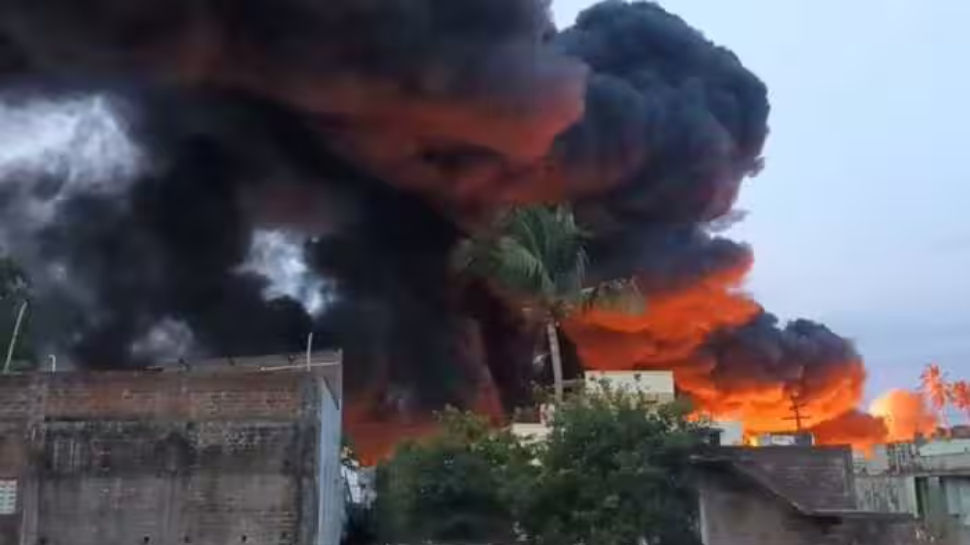 Tamil Nadu Train Fire: തമിഴ്നാട്ടിൽ ചരക്ക് ട്രെയിന് തീപിടിച്ചു; ആളപായമില്ലെന്ന് റെയിൽവേ, അട്ടിമറി സംശയം, അന്വേഷണം Tamil Nadu Train Fire: തമിഴ്നാട്ടിൽ ചരക്ക് ട്രെയിന് തീപിടിച്ചു; ആളപായമില്ലെന്ന് റെയിൽവേ, അട്ടിമറി സംശയം, അന്വേഷണം