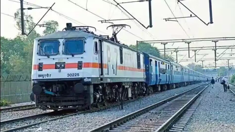 Indian Railway: യാത്രക്കാരുടെ സുരക്ഷയ്ക്കായി രാജ്യത്തെ ട്രെയിനുകളിൽ സിസിടിവി ക്യാമറകൾ സ്ഥാപിക്കാൻ തീരുമാനം; അനുമതി നൽകി റെയിൽവേ മന്ത്രാലയം