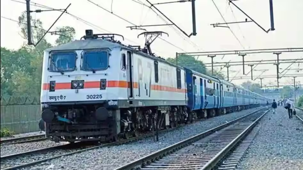 Indian Railway: യാത്രക്കാരുടെ സുരക്ഷയ്ക്കായി രാജ്യത്തെ ട്രെയിനുകളിൽ സിസിടിവി ക്യാമറകൾ സ്ഥാപിക്കാൻ തീരുമാനം; അനുമതി നൽകി റെയിൽവേ മന്ത്രാലയം Indian Railway: യാത്രക്കാരുടെ സുരക്ഷയ്ക്കായി രാജ്യത്തെ ട്രെയിനുകളിൽ സിസിടിവി ക്യാമറകൾ സ്ഥാപിക്കാൻ തീരുമാനം; അനുമതി നൽകി റെയിൽവേ മന്ത്രാലയം
