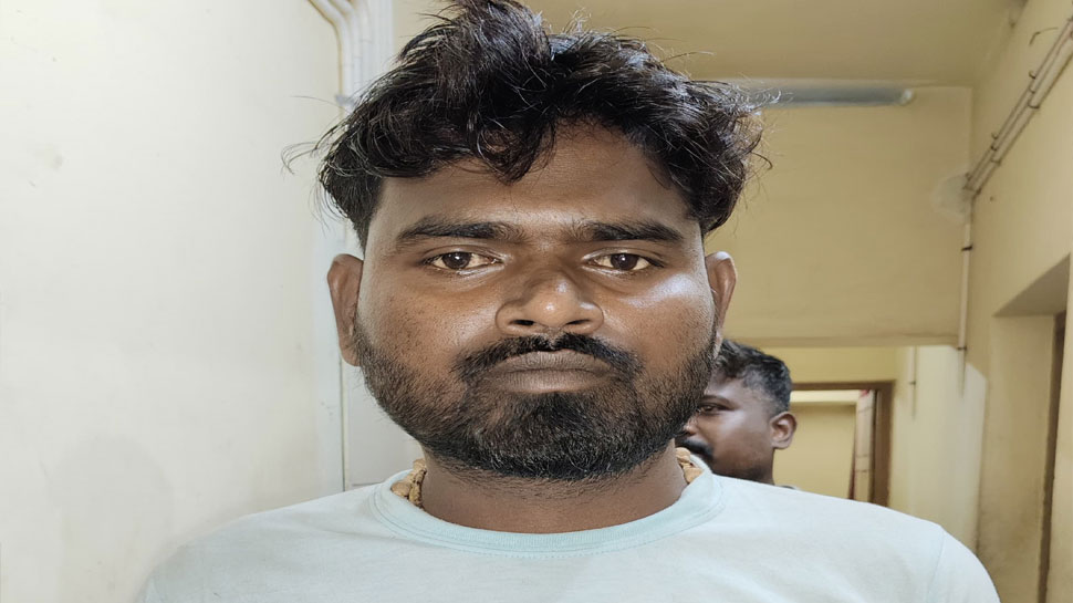 Ganja Seized: 10 കിലോ കഞ്ചാവുമായി ഇതര സംസ്ഥാന തൊഴിലാളി പിടിയിൽ Ganja Seized: 10 കിലോ കഞ്ചാവുമായി ഇതര സംസ്ഥാന തൊഴിലാളി പിടിയിൽ