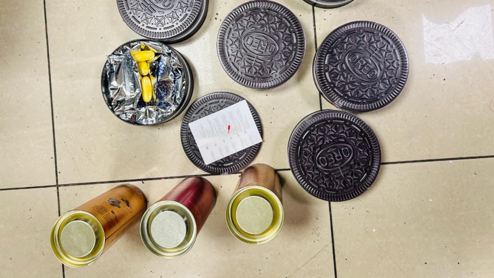 Cocaine Seized: ഓറിയോ ബിസ്ക്കറ്റിലും ചോക്ലേറ്റ് ബോക്സുകളിലും ഒളിപ്പിച്ച് ലഹരി; 62 കോടി രൂപയുടെ കൊക്കെയ്ൻ പിടികൂടി Cocaine Seized: ഓറിയോ ബിസ്ക്കറ്റിലും ചോക്ലേറ്റ് ബോക്സുകളിലും ഒളിപ്പിച്ച് ലഹരി; 62 കോടി രൂപയുടെ കൊക്കെയ്ൻ പിടികൂടി