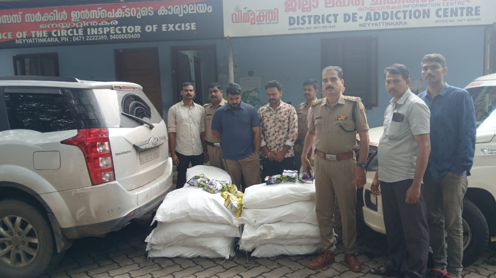 Crime News: നെയ്യാറ്റിൻകരയിൽ 300 കിലോയിലധികം നിരോധിത പുകയില ഉൽപ്പന്നങ്ങൾ പിടികൂടി; രണ്ട് പേർ കസ്റ്റഡിയിൽ Crime News: നെയ്യാറ്റിൻകരയിൽ 300 കിലോയിലധികം നിരോധിത പുകയില ഉൽപ്പന്നങ്ങൾ പിടികൂടി; രണ്ട് പേർ കസ്റ്റഡിയിൽ