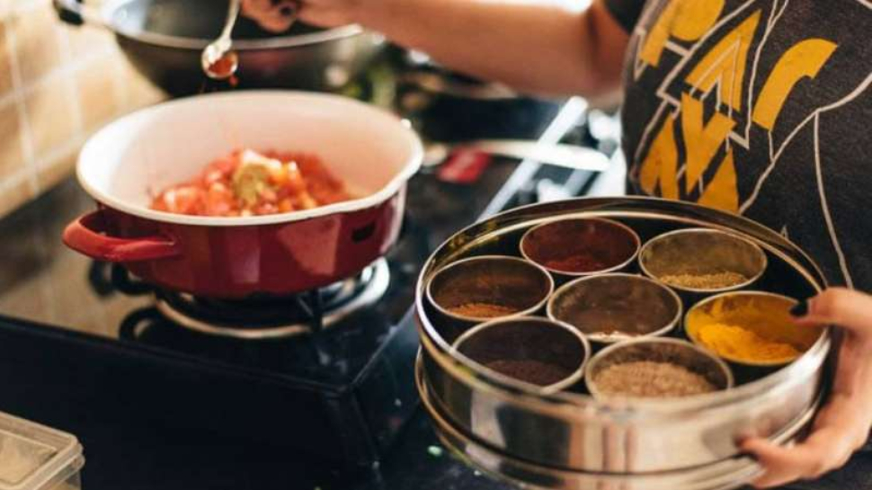 Monsoon Food Hacks: മഴക്കാലത്തെ ഈർപ്പമുള്ള അന്തരീക്ഷം വെല്ലുവിളി; ഈ പൊടിക്കൈകൾ അറിഞ്ഞിരുന്നാൽ ഭക്ഷണങ്ങൾ കേടാകാതെ സൂക്ഷിക്കാം Monsoon Food Hacks: മഴക്കാലത്തെ ഈർപ്പമുള്ള അന്തരീക്ഷം വെല്ലുവിളി; ഈ പൊടിക്കൈകൾ അറിഞ്ഞിരുന്നാൽ ഭക്ഷണങ്ങൾ കേടാകാതെ സൂക്ഷിക്കാം