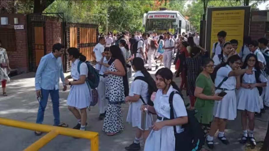 Schools Bomb Threat: ഡൽഹിയിലും ബെം​ഗളൂരുവിലും സ്കൂളുകൾക്ക് ബോംബ് ഭീഷണി; സുരക്ഷ ശക്തമാക്കി