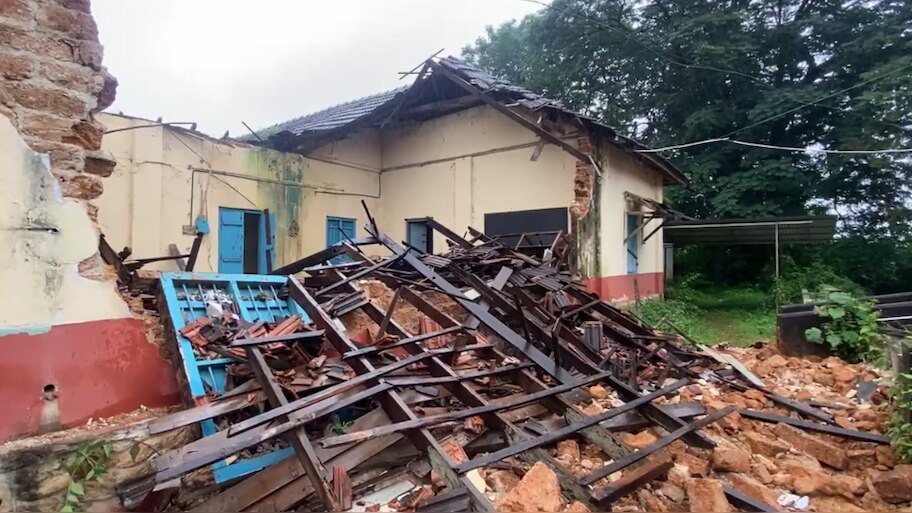 School Building Collapsed: പത്തനംതിട്ട കടമ്മനിട്ടയിൽ പഴയ സ്കൂൾ കെട്ടിടം തകർന്നുവീണു; വൻ അപകടം ഒഴിവായത് തലനാരിഴയ്ക്ക്