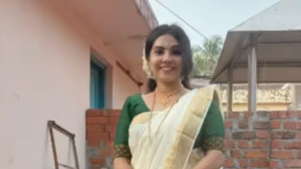 Malayali Girl Found Dead: 'ഭർത്താവ് സ്ഥിരം മദ്യപാനി, സ്ത്രീധനത്തിന്റെ പേരിലും പീഡനം'; ഷാർജയിൽ യുവതി മരിച്ച നിലയിൽ, കൊലക്കുറ്റത്തിന് കേസ് Malayali Girl Found Dead: 'ഭർത്താവ് സ്ഥിരം മദ്യപാനി, സ്ത്രീധനത്തിന്റെ പേരിലും പീഡനം'; ഷാർജയിൽ യുവതി മരിച്ച നിലയിൽ, കൊലക്കുറ്റത്തിന് കേസ്