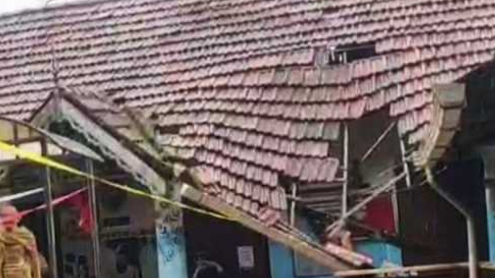 Alappuzha School Building Collapsed: ആലപ്പുഴയിൽ യുപി സ്കൂൾ കെട്ടിടത്തിന്റെ മേൽക്കൂര തകർന്നുവീണു Alappuzha School Building Collapsed: ആലപ്പുഴയിൽ യുപി സ്കൂൾ കെട്ടിടത്തിന്റെ മേൽക്കൂര തകർന്നുവീണു
