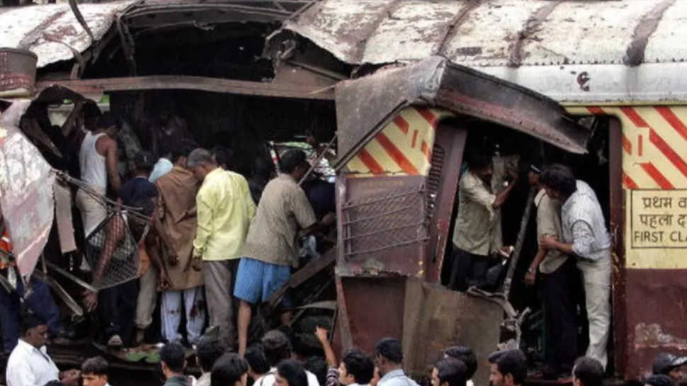 Mumbai train blasts: മുംബൈ ട്രെയിൻ സ്ഫോടനക്കേസിലെ 12 പ്രതികളെയും കുറ്റവിമുക്തരാക്കി ബോംബെ ഹൈക്കോടതി Mumbai train blasts: മുംബൈ ട്രെയിൻ സ്ഫോടനക്കേസിലെ 12 പ്രതികളെയും കുറ്റവിമുക്തരാക്കി ബോംബെ ഹൈക്കോടതി
