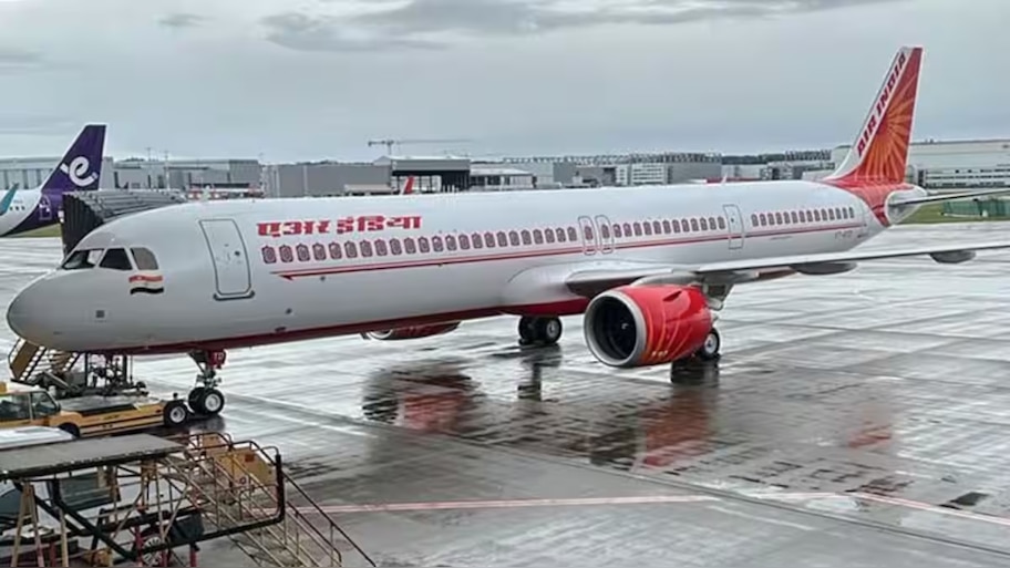 Air India Plane: മുംബൈയിൽ ലാൻഡ് ചെയ്യുന്നതിനിടെ എയർ ഇന്ത്യ വിമാനം റൺവേയിൽ നിന്ന് തെന്നിമാറി