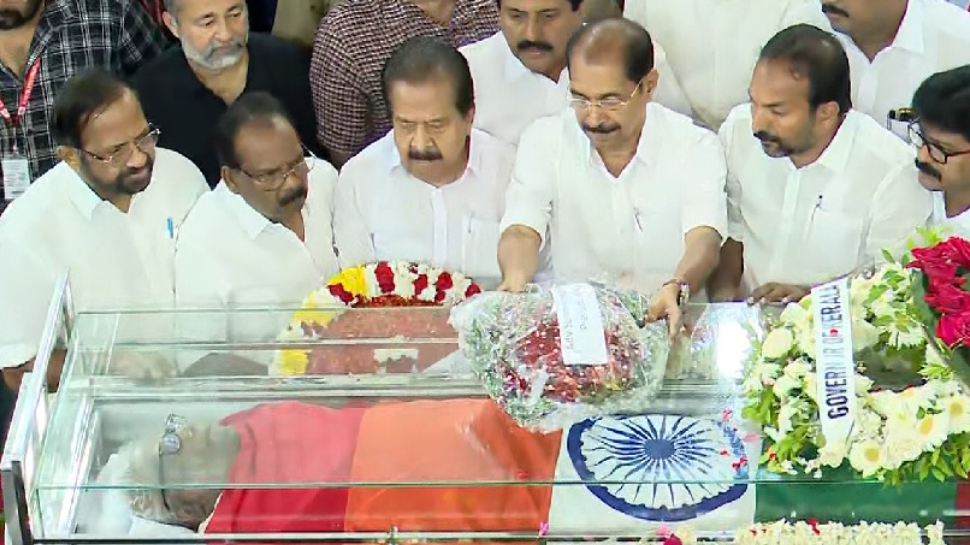 VS Achuthanandan Demise: 'നിലപാടുകളിൽ ഉറച്ചുനിന്ന വ്യക്തി; കേരള ജനതയ്ക്ക് വലിയ നഷ്ടം'; വിഎസിനെ അനുസ്മരിച്ച് കോൺഗ്രസ് നേതാക്കൾ VS Achuthanandan Demise: 'നിലപാടുകളിൽ ഉറച്ചുനിന്ന വ്യക്തി; കേരള ജനതയ്ക്ക് വലിയ നഷ്ടം'; വിഎസിനെ അനുസ്മരിച്ച് കോൺഗ്രസ് നേതാക്കൾ