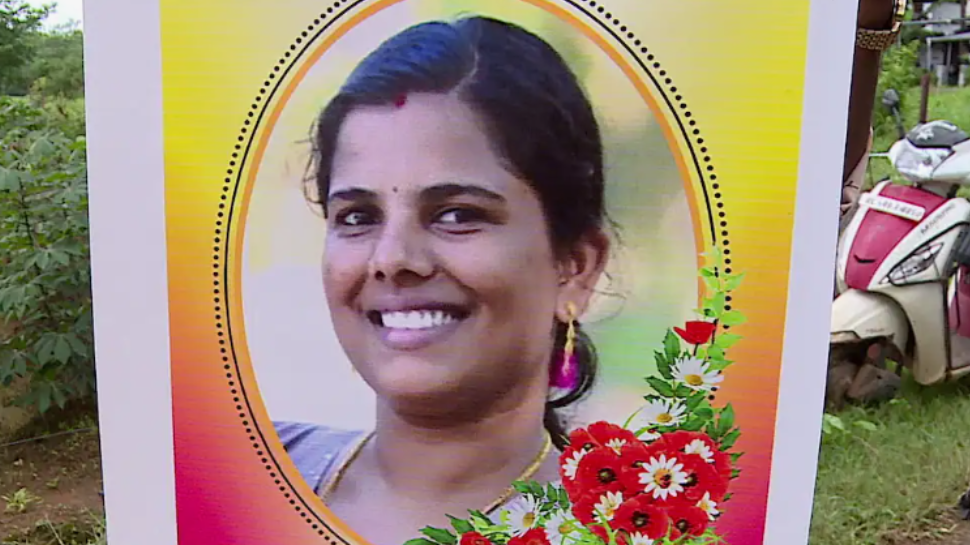 Palakkad Negha Death: 'കഴുത്തിൽ പാട്, നേഘയുടേത് തൂങ്ങിമരണം'; പാലക്കാട് യുവതിയെ ഭർതൃവീട്ടിൽ മരിച്ചനിലയിൽ കണ്ടെത്തിയ സംഭവത്തിൽ പോസ്റ്റ്മോർട്ടം റിപ്പോർട്ട് Palakkad Negha Death: 'കഴുത്തിൽ പാട്, നേഘയുടേത് തൂങ്ങിമരണം'; പാലക്കാട് യുവതിയെ ഭർതൃവീട്ടിൽ മരിച്ചനിലയിൽ കണ്ടെത്തിയ സംഭവത്തിൽ പോസ്റ്റ്മോർട്ടം റിപ്പോർട്ട്