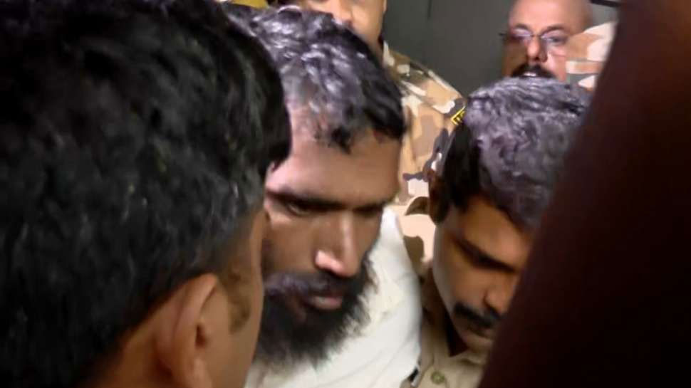 Govindachamy: ഗോവിന്ദച്ചാമിയെ വിയ്യൂർ സെൻട്രൽ ജയിലിലേക്ക് മാറ്റുന്നു Govindachamy: ഗോവിന്ദച്ചാമിയെ വിയ്യൂർ സെൻട്രൽ ജയിലിലേക്ക് മാറ്റുന്നു