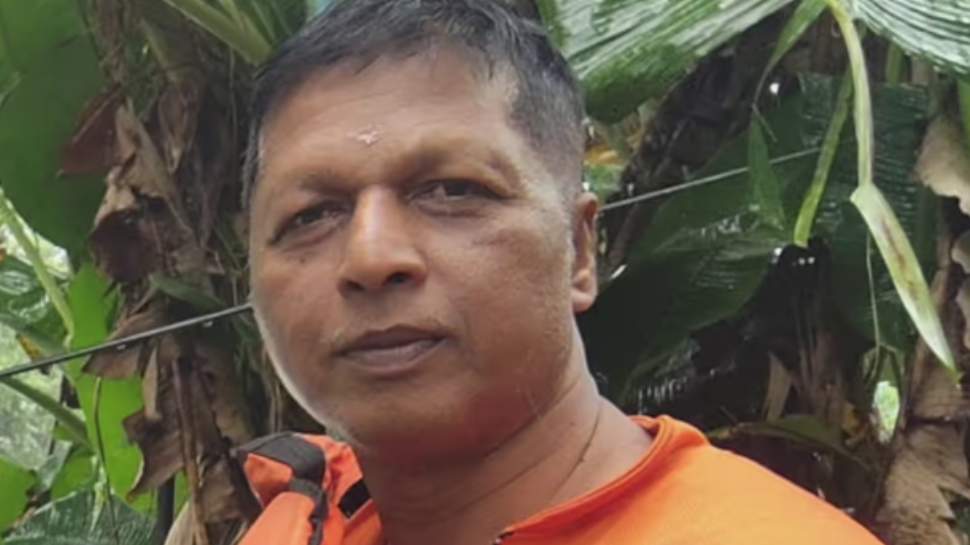 Mundakkayam News: മരംമുറിച്ച് മാറ്റുന്നതിനിടെ വൈദ്യുതി പോസ്റ്റ് ഒടിഞ്ഞ് വീണ് ഫയർഫോഴ്സ് ഉദ്യോഗസ്ഥന് ദാരുണാന്ത്യം Mundakkayam News: മരംമുറിച്ച് മാറ്റുന്നതിനിടെ വൈദ്യുതി പോസ്റ്റ് ഒടിഞ്ഞ് വീണ് ഫയർഫോഴ്സ് ഉദ്യോഗസ്ഥന് ദാരുണാന്ത്യം