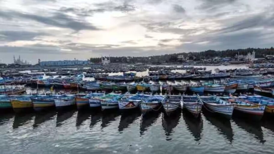 Trawling Kerala: ഇന്ന് അർധരാത്രി മുതൽ ട്രോളിങ് നിരോധനം അവസാനിക്കും; മത്സ്യത്തൊഴിലാളികൾ നിർദേശങ്ങൾ പാലിക്കണമെന്ന് അധികൃതർ