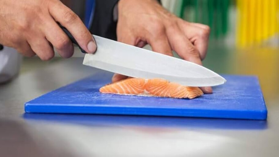 Chopping Board Cleaning Tips: ഈ മൂന്ന് കാര്യങ്ങൾ നിങ്ങളുടെ വീട്ടിലുണ്ടോ? ചോപ്പിം​ഗ് ബോർഡിലെ കറ കളയാൻ വേറൊന്നും വേണ്ട..!