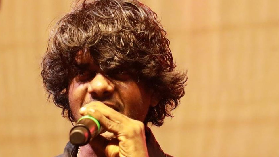 Rapper Vedan: റാപ്പർ വേടനെതിരായ ബലാത്സംഗ കേസ്: വീട്ടിൽ പരിശോധന നടത്തി പോലീസ്, മൊബൈൽ കസ്റ്റഡിയിലെടുത്തു Rapper Vedan: റാപ്പർ വേടനെതിരായ ബലാത്സംഗ കേസ്: വീട്ടിൽ പരിശോധന നടത്തി പോലീസ്, മൊബൈൽ കസ്റ്റഡിയിലെടുത്തു