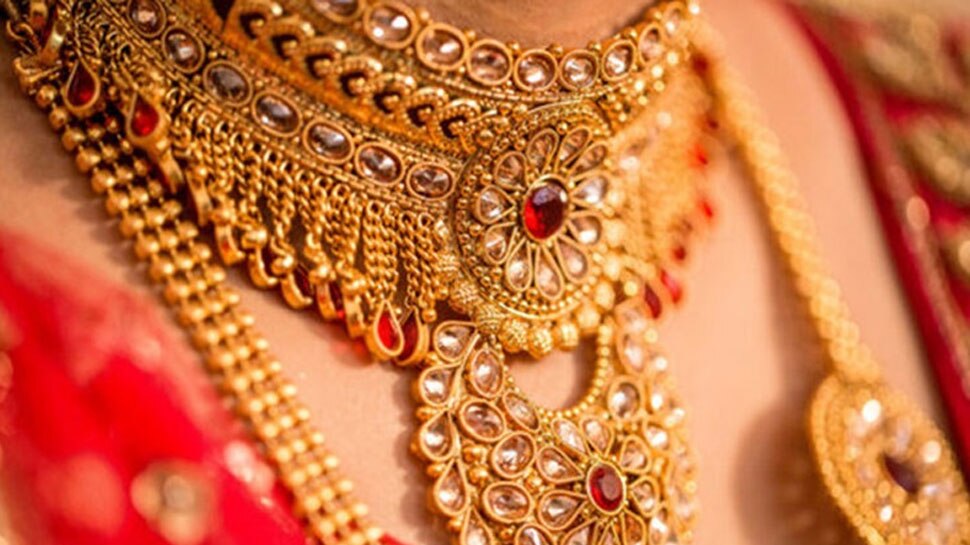 India Imports tons of gold