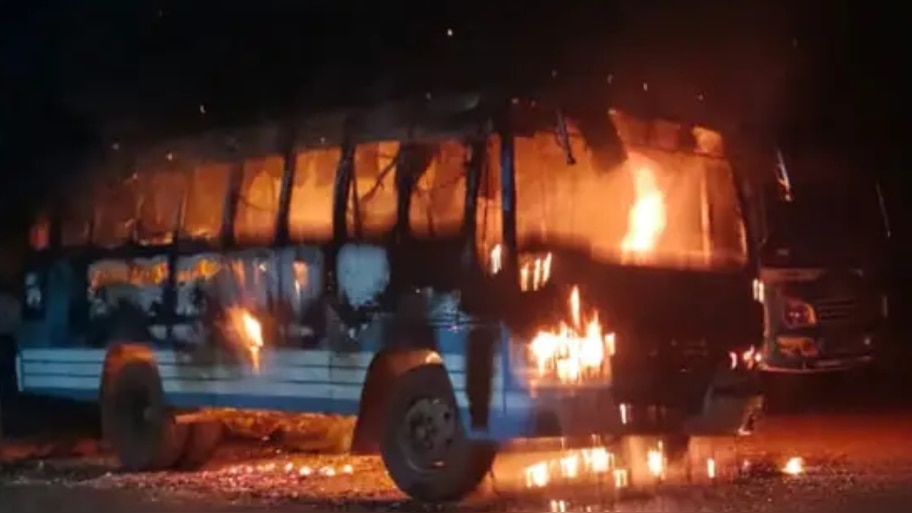 Bus Catches Fire: തൃശൂരിൽ പെട്രോൾ പമ്പിൽ നി‍ർത്തിയിട്ട ബസിന് തീപിടിച്ചു; ബസ് പൂർണമായി കത്തിനശിച്ചു