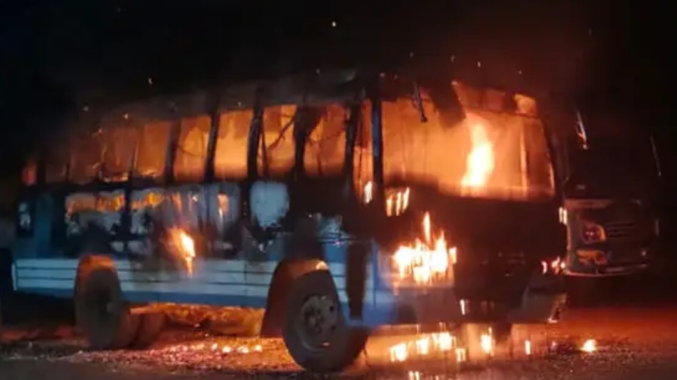 Bus Catches Fire: തൃശൂരിൽ പെട്രോൾ പമ്പിൽ നിർത്തിയിട്ട ബസിന് തീപിടിച്ചു; ബസ് പൂർണമായി കത്തിനശിച്ചു Bus Catches Fire: തൃശൂരിൽ പെട്രോൾ പമ്പിൽ നിർത്തിയിട്ട ബസിന് തീപിടിച്ചു; ബസ് പൂർണമായി കത്തിനശിച്ചു