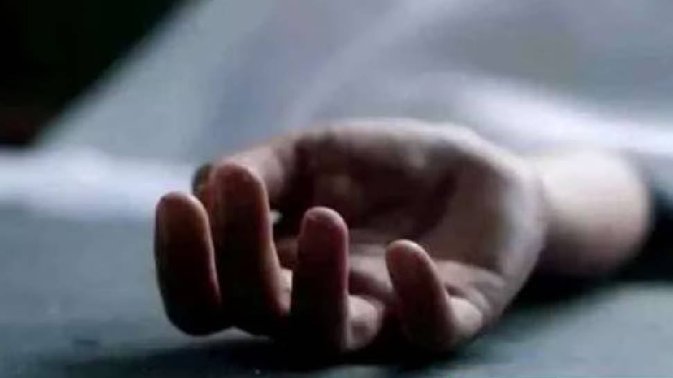 Kerala News: തൃശൂരിൽ 23കാരിയായ നവവധുവിനെ മരിച്ച നിലയിൽ കണ്ടെത്തി Kerala News: തൃശൂരിൽ 23കാരിയായ നവവധുവിനെ മരിച്ച നിലയിൽ കണ്ടെത്തി