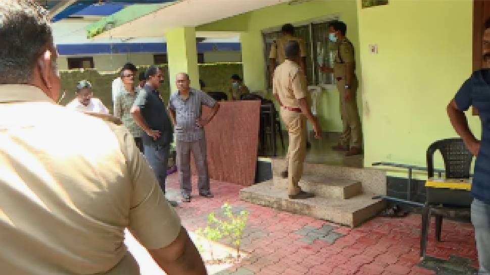 Kozhikode News: സഹോദരിമാരുടെ മരണം കൊലപാതകം; കൊലപ്പെടുത്തിയത് കഴുത്തു ഞെരിച്ചെന്ന് പോസ്റ്റ്മോർട്ടം റിപ്പോർട്ട് Kozhikode News: സഹോദരിമാരുടെ മരണം കൊലപാതകം; കൊലപ്പെടുത്തിയത് കഴുത്തു ഞെരിച്ചെന്ന് പോസ്റ്റ്മോർട്ടം റിപ്പോർട്ട്