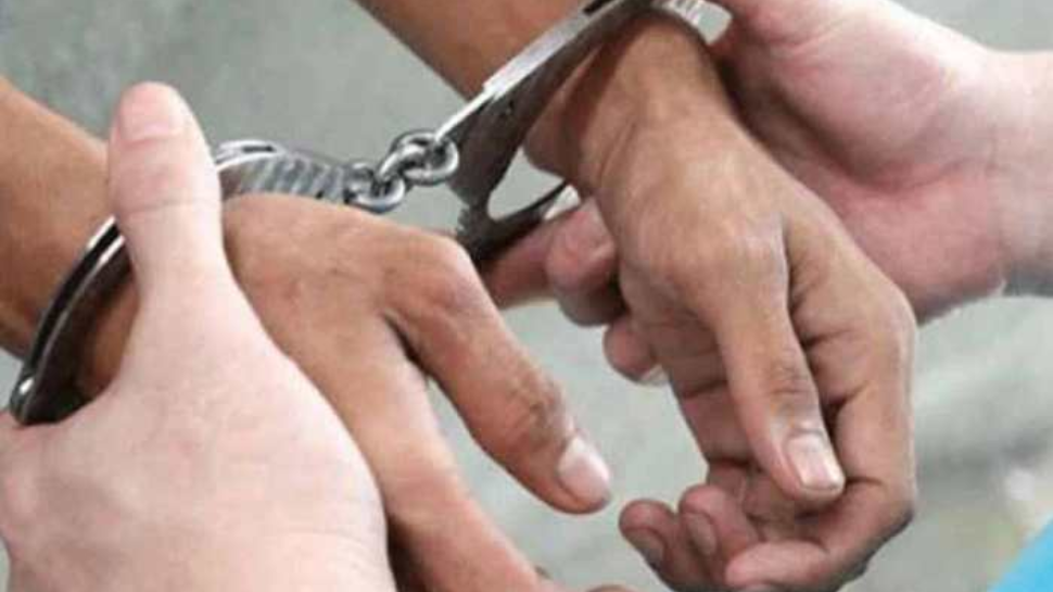 Crime News: റിയാലിറ്റി ഷോ താരത്തിന്റെ പേരിൽ തർക്കം; പെൺകുട്ടിയുടെ ചിത്രം മോർഫ് ചെയ്ത് പ്രചരിപ്പിച്ച യുവാവ് പിടിയിൽ Crime News: റിയാലിറ്റി ഷോ താരത്തിന്റെ പേരിൽ തർക്കം; പെൺകുട്ടിയുടെ ചിത്രം മോർഫ് ചെയ്ത് പ്രചരിപ്പിച്ച യുവാവ് പിടിയിൽ