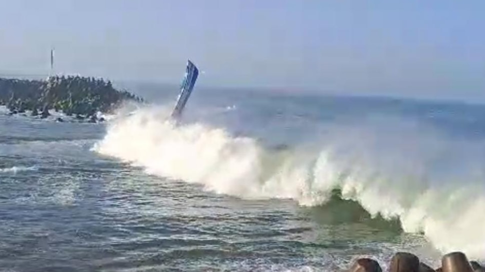 Muthalapozhi Boat Accident: മുതലപ്പൊഴിയില് വീണ്ടും വള്ളം മറിഞ്ഞ് രണ്ട് പേര് മരിച്ചു Muthalapozhi Boat Accident: മുതലപ്പൊഴിയില് വീണ്ടും വള്ളം മറിഞ്ഞ് രണ്ട് പേര് മരിച്ചു