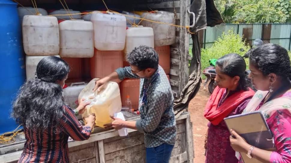 Coconut Oil: വെളിച്ചെണ്ണ വാങ്ങുമ്പോൾ ശ്രദ്ധിക്കണേ..! ഹരിപ്പാട് നിന്നും പിടികൂടിയത് 6500 ലിറ്റര് മായം കലര്ന്ന വെളിച്ചെണ്ണ Coconut Oil: വെളിച്ചെണ്ണ വാങ്ങുമ്പോൾ ശ്രദ്ധിക്കണേ..! ഹരിപ്പാട് നിന്നും പിടികൂടിയത് 6500 ലിറ്റര് മായം കലര്ന്ന വെളിച്ചെണ്ണ
