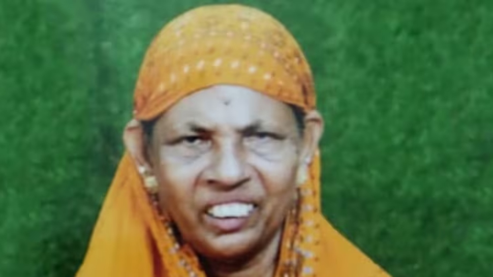 Woman Found Dead: ആലപ്പുഴയിൽ സ്ത്രീ വീടിനുള്ളിൽ മരിച്ച നിലയിൽ, മുറിക്കുള്ളിൽ മുളക്പൊടി വിതറി; കൊലപാതകമെന്ന് സംശയം Woman Found Dead: ആലപ്പുഴയിൽ സ്ത്രീ വീടിനുള്ളിൽ മരിച്ച നിലയിൽ, മുറിക്കുള്ളിൽ മുളക്പൊടി വിതറി; കൊലപാതകമെന്ന് സംശയം