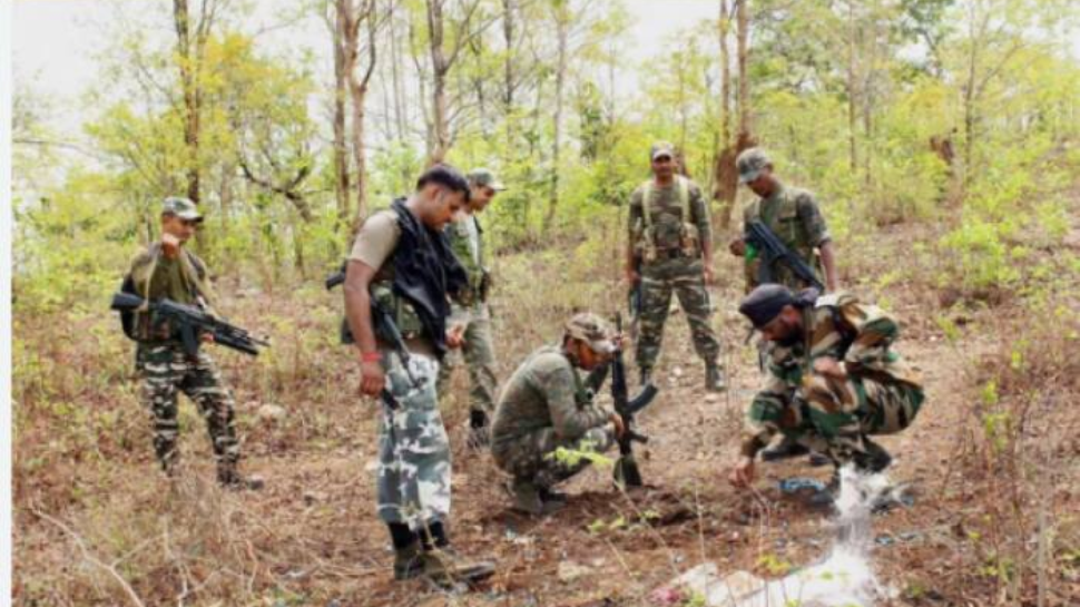 Chhattisgarh Maoist Attack: ഛത്തീസ്ഗഡില് മാവോയിസ്റ്റ് ആക്രമണത്തില് ജവാന് വീരമൃത്യു; മൂന്ന് പേർക്ക് പരിക്ക് Chhattisgarh Maoist Attack: ഛത്തീസ്ഗഡില് മാവോയിസ്റ്റ് ആക്രമണത്തില് ജവാന് വീരമൃത്യു; മൂന്ന് പേർക്ക് പരിക്ക്