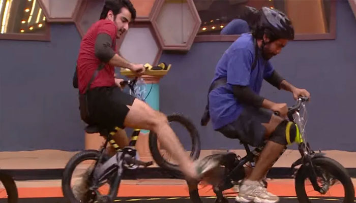 Bigg Boss Malayalam Season 7: അഭിലാഷിനെ ചവിട്ടി വീഴ്ത്താൻ നോക്കി ആര്യൻ; അതിര് കടന്നെന്ന് പ്രേക്ഷകർ Bigg Boss Malayalam Season 7: അഭിലാഷിനെ ചവിട്ടി വീഴ്ത്താൻ നോക്കി ആര്യൻ; അതിര് കടന്നെന്ന് പ്രേക്ഷകർ