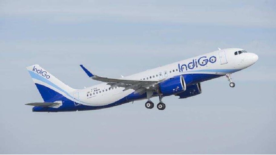 Indigo Airlines: വിമാനത്തിന്റെ ശുചിമുറിയുടെ വാതിൽ സഹപൈലറ്റ് ബലമായി തുറന്നു; യുവതിയുടെ പരാതി