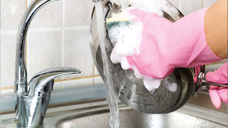 Kitchen Tips: എത്ര കഴുകിയിട്ടും പാത്രങ്ങളിലെ മഞ്ഞക്കറ പോകുന്നില്ലേ? ചില പൊടിക്കൈകൾ പരീക്ഷിക്കാം... Kitchen Tips: എത്ര കഴുകിയിട്ടും പാത്രങ്ങളിലെ മഞ്ഞക്കറ പോകുന്നില്ലേ? ചില പൊടിക്കൈകൾ പരീക്ഷിക്കാം...