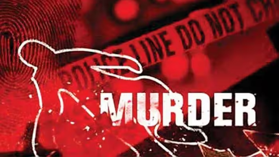 Murder Case: മാതാപിതാക്കളും മൂത്ത മകനും കൂര്രമായി കൊല്ലപ്പെട്ടു, വീടിനുള്ളിൽ രക്തം തളംകെട്ടിയ നിലയിൽ; ഇളയമകനെ കാണാനില്ല