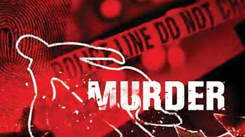 Murder Case: മാതാപിതാക്കളും മൂത്ത മകനും കൂര്രമായി കൊല്ലപ്പെട്ടു, വീടിനുള്ളിൽ രക്തം തളംകെട്ടിയ നിലയിൽ; ഇളയമകനെ കാണാനില്ല Murder Case: മാതാപിതാക്കളും മൂത്ത മകനും കൂര്രമായി കൊല്ലപ്പെട്ടു, വീടിനുള്ളിൽ രക്തം തളംകെട്ടിയ നിലയിൽ; ഇളയമകനെ കാണാനില്ല