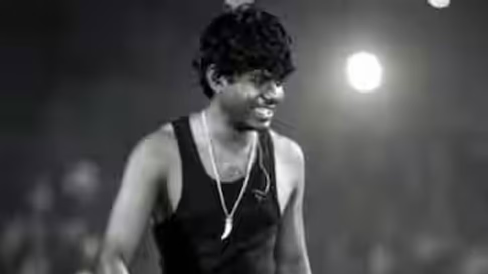 Rapper Vedan Anticipatory Bail: അറസ്റ്റ് രേഖപ്പെടുത്തിയാൽ ജാമ്യത്തിൽ വിട്ടയക്കണം; ബലാത്സംഗക്കേസിൽ റാപ്പർ വേടന് മുൻകൂർ ജാമ്യം Rapper Vedan Anticipatory Bail: അറസ്റ്റ് രേഖപ്പെടുത്തിയാൽ ജാമ്യത്തിൽ വിട്ടയക്കണം; ബലാത്സംഗക്കേസിൽ റാപ്പർ വേടന് മുൻകൂർ ജാമ്യം