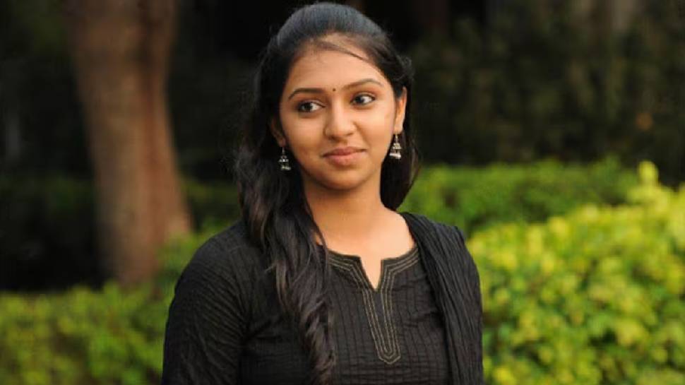 Actress Lakshmi Menon Case: ഐടി ജീവനക്കാരനെ തട്ടിക്കൊണ്ടുപോയ കേസ്; നടി ലക്ഷ്മി മേനോന്റെ അറസ്റ്റ് തടഞ്ഞ് ഹൈക്കോടതി Actress Lakshmi Menon Case: ഐടി ജീവനക്കാരനെ തട്ടിക്കൊണ്ടുപോയ കേസ്; നടി ലക്ഷ്മി മേനോന്റെ അറസ്റ്റ് തടഞ്ഞ് ഹൈക്കോടതി