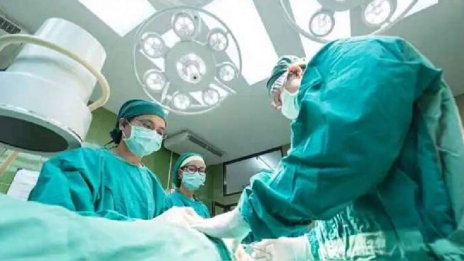 Medical Negligance: ശസ്ത്രക്രിയയ്ക്കിടെ നെഞ്ചിൽ ട്യൂബ് കുടുങ്ങി; ഡോക്ടർക്കെതിരെ കേസെടുത്തു