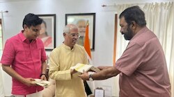 ഗവര്‍ണര്‍ക്ക് ഓണക്കോടി സമ്മാനിച്ച് മന്ത്രിമാർ; ഓണം ഘോഷയാത്രയ്ക്കും ക്ഷണം
