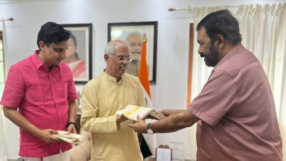 Ministers at Rajbhavan: ഗവര്‍ണര്‍ക്ക് ഓണക്കോടി സമ്മാനിച്ച് മന്ത്രിമാർ; ഓണം ഘോഷയാത്രയ്ക്കും ക്ഷണം