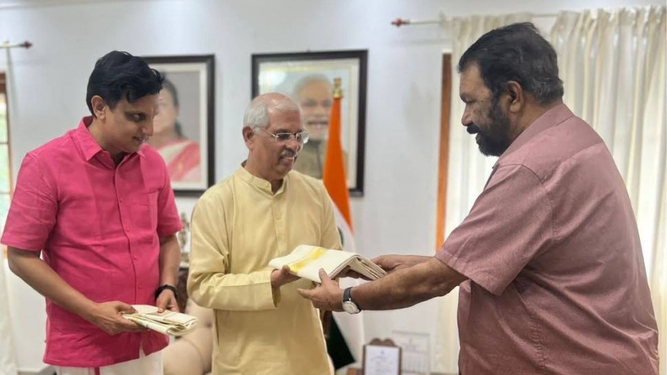 Ministers at Rajbhavan: ഗവര്ണര്ക്ക് ഓണക്കോടി സമ്മാനിച്ച് മന്ത്രിമാർ; ഓണം ഘോഷയാത്രയ്ക്കും ക്ഷണം Ministers at Rajbhavan: ഗവര്ണര്ക്ക് ഓണക്കോടി സമ്മാനിച്ച് മന്ത്രിമാർ; ഓണം ഘോഷയാത്രയ്ക്കും ക്ഷണം