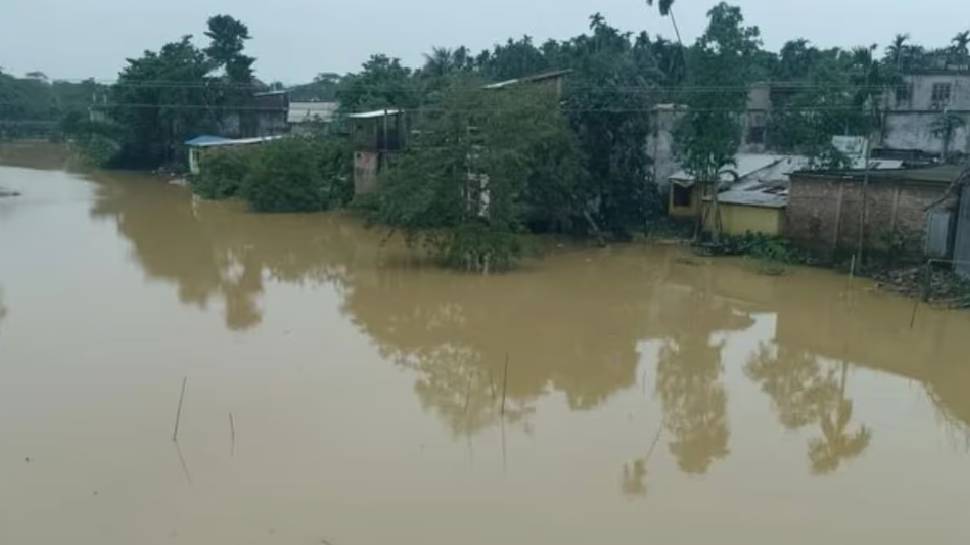 Chhattisgarh Flash Flood: ഛത്തീസ്ഗഡിൽ അണക്കെട്ട് തകർന്ന് മിന്നൽ പ്രളയം; 4 മരണം Chhattisgarh Flash Flood: ഛത്തീസ്ഗഡിൽ അണക്കെട്ട് തകർന്ന് മിന്നൽ പ്രളയം; 4 മരണം
