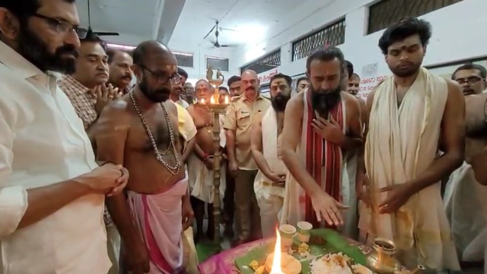Sabarimala Temple: ശബരിമലയിൽ ചിങ്ങ മാസപൂജകൾക്കും ഓണാഘോഷങ്ങൾക്കും തുടക്കമായി; ഭക്തിയുടെ നിറവിൽ ആയിരങ്ങൾ Sabarimala Temple: ശബരിമലയിൽ ചിങ്ങ മാസപൂജകൾക്കും ഓണാഘോഷങ്ങൾക്കും തുടക്കമായി; ഭക്തിയുടെ നിറവിൽ ആയിരങ്ങൾ